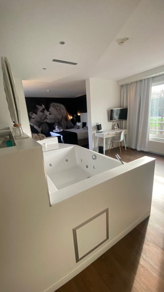 mitland hotel honeymoon suite ervaring slapen betaalbaar hotel schoon zwembad sauna centrum 4 sterren bereikbaarheid jacuzzi