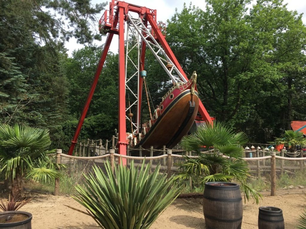 hellendoorn pretpark schommelboot uitje weg kids kinderen