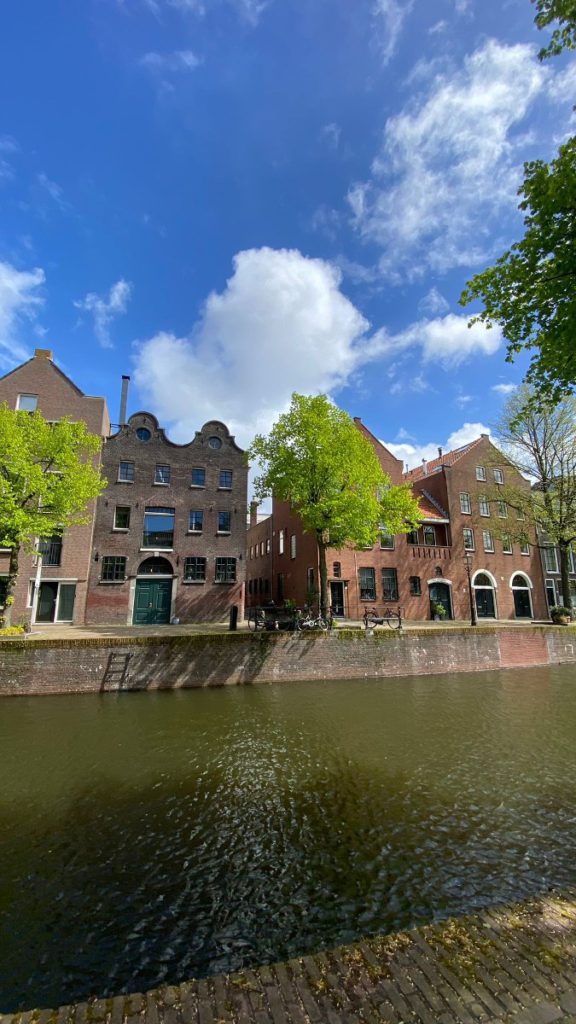 stad nederland bezoeken historie cultuur jeneverstad museum boten eten drinken dagje weg