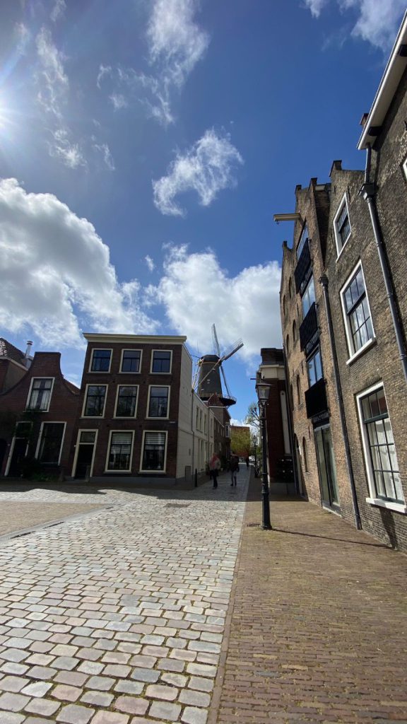 stad nederland historie cultuur jeneverstad museum boten eten drinken dagje weg molens schiedam