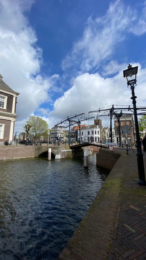 brug schiedam stad nederland bezoeken historie cultuur jeneverstad museum boten eten drinken dagje weg