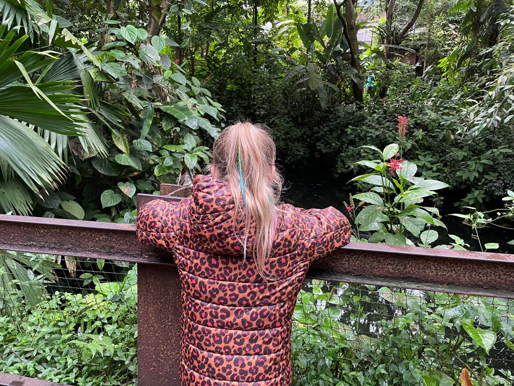 meisje in jungle bush oerwoud tropische planten