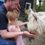 Landgoed Hoenderdaell meisje en vader papa kind voeren lama paard pony