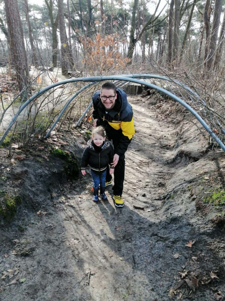 overkapping in speelbos speeltuin man en meisje met dochter in bos