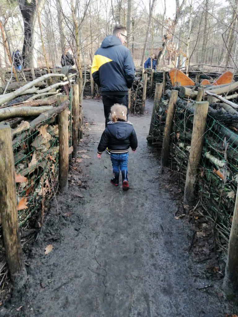 natuurspeeltuin speelbos meisje en vader tussen takken doolhof