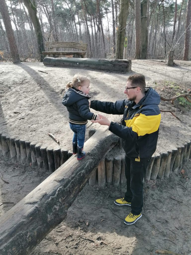 vader en dochter in speeltuin speelbos gilze