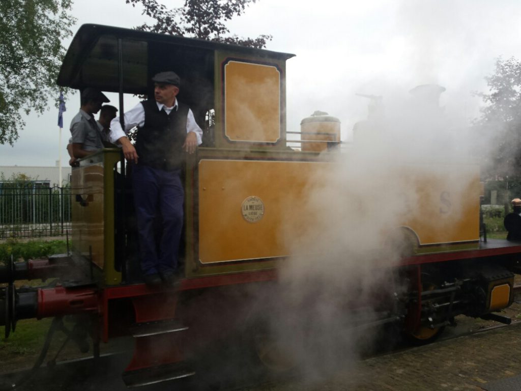 stoomtrein haaksbergen trein met stoom rook locomotief machinist