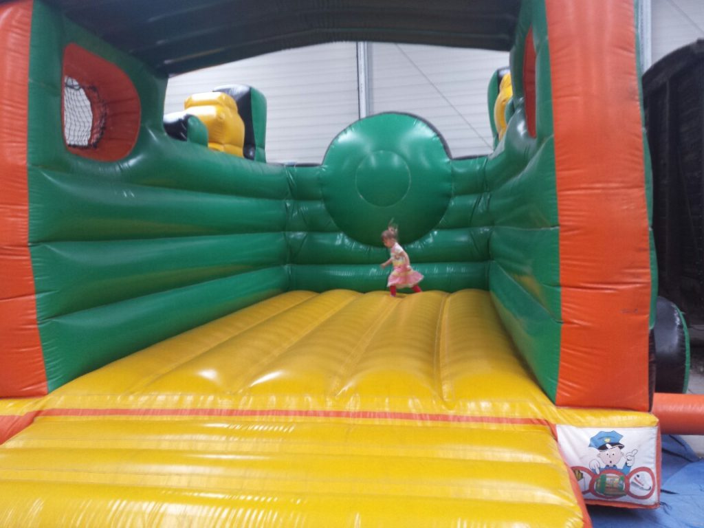 meisje op springkussen springkasteel luchtkussen trampoline spelen