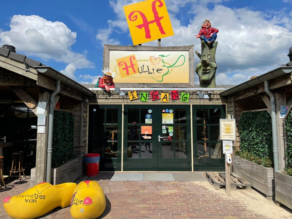 hullie speelboerderij ingang met grote klompen