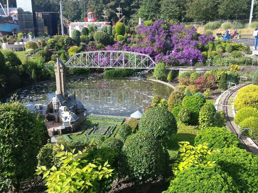 madurodam kleine huisjes en planten bij het water