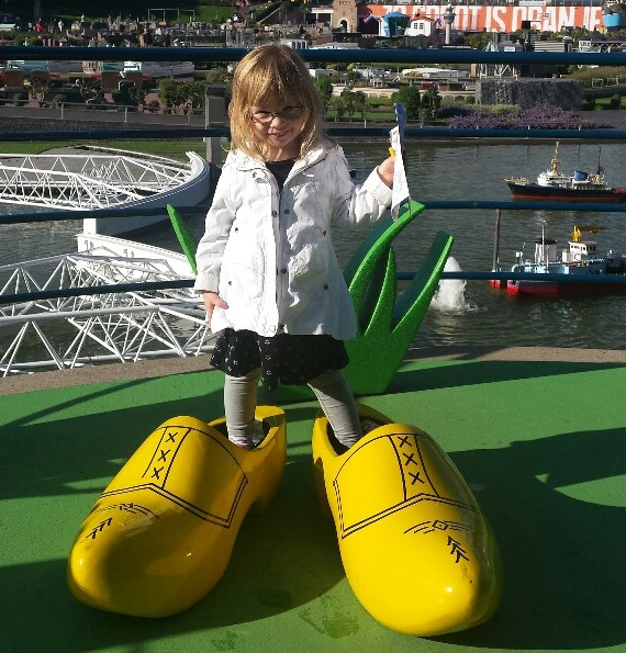 meisje op klompen nederland madurodam