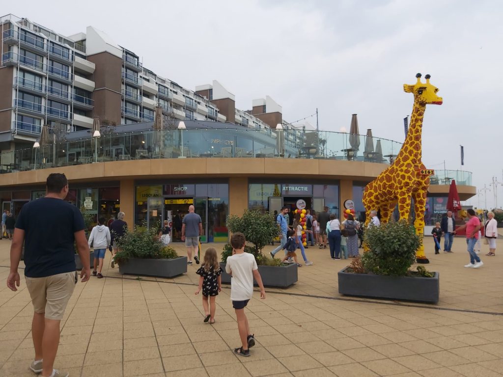 Legoland scheveningen giraffe ingang