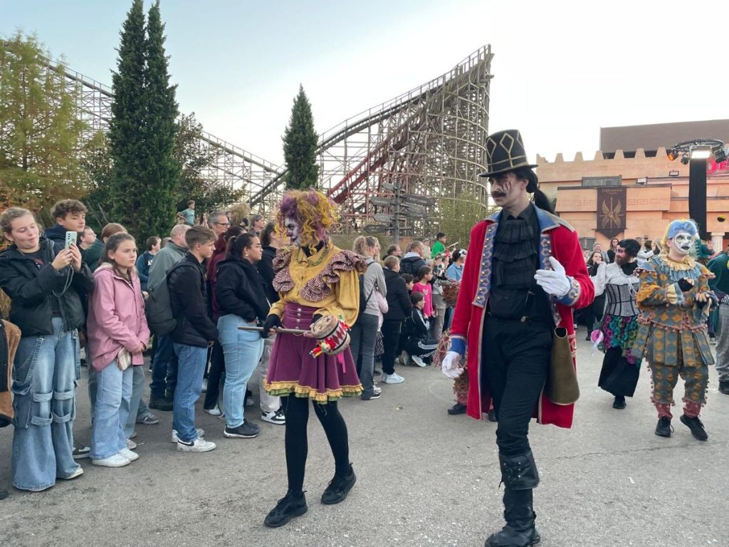 halloween parade toverland circus