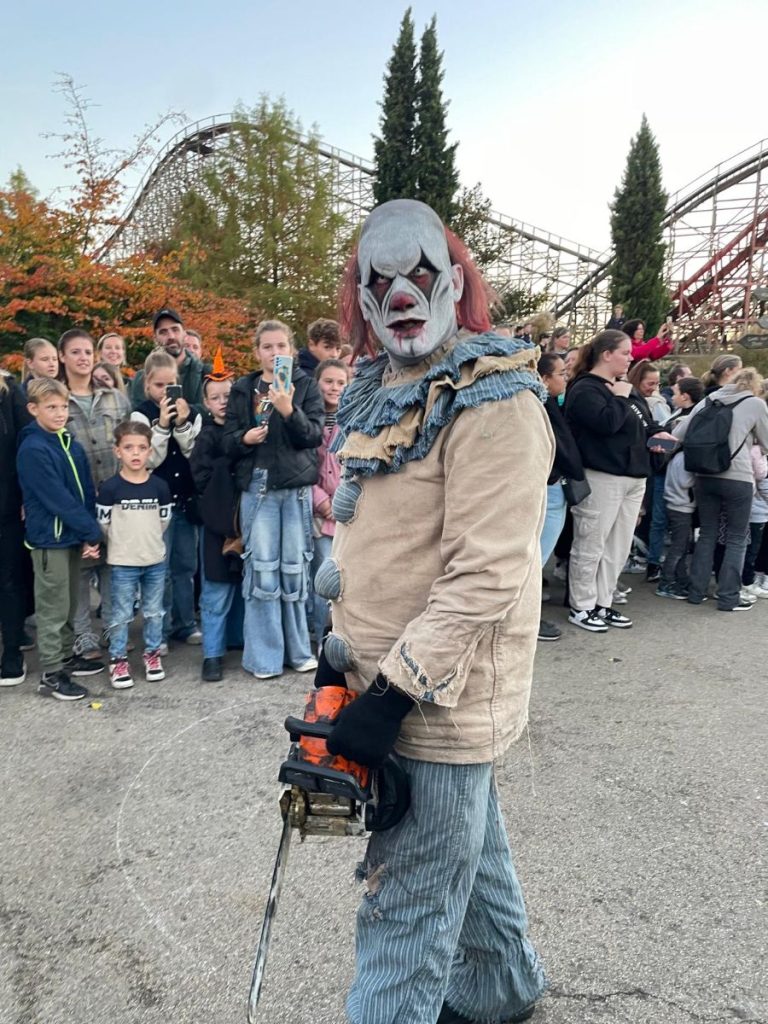 horror clown met kettingzaag
