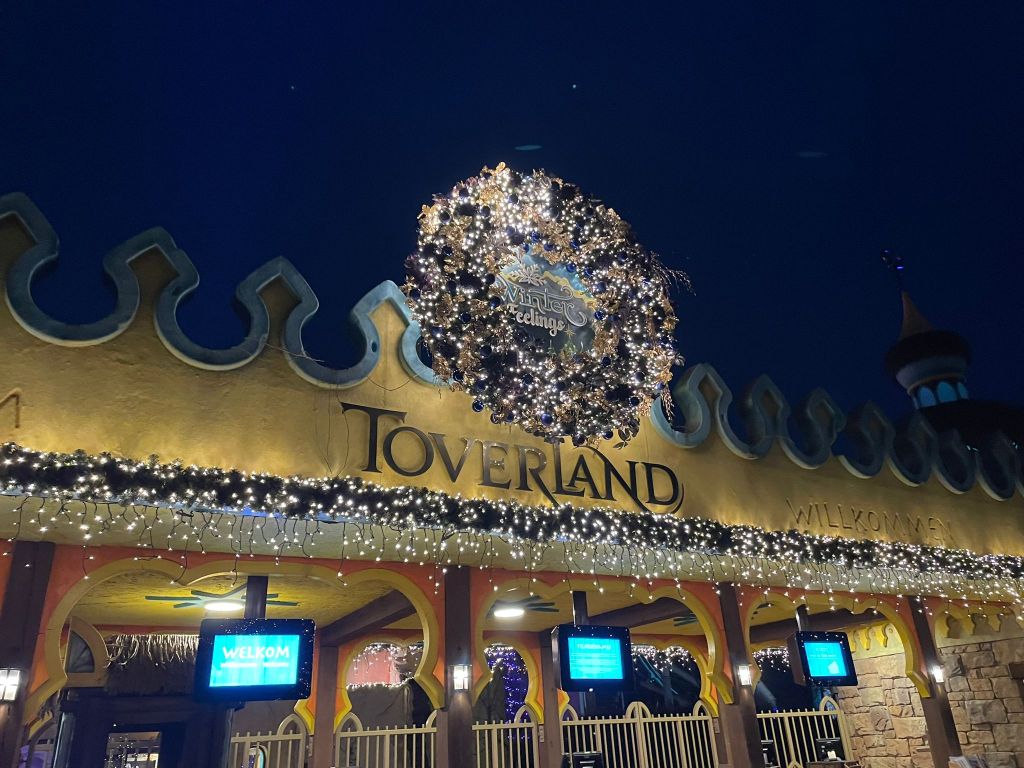 Toverland ingang winter krans verlichting kerst