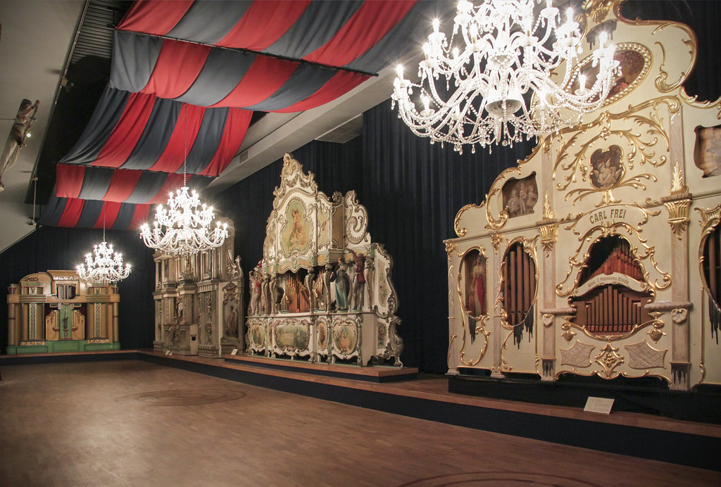 museum speelklok utrecht draaiorgels in een zaal met doeken aan het plafond