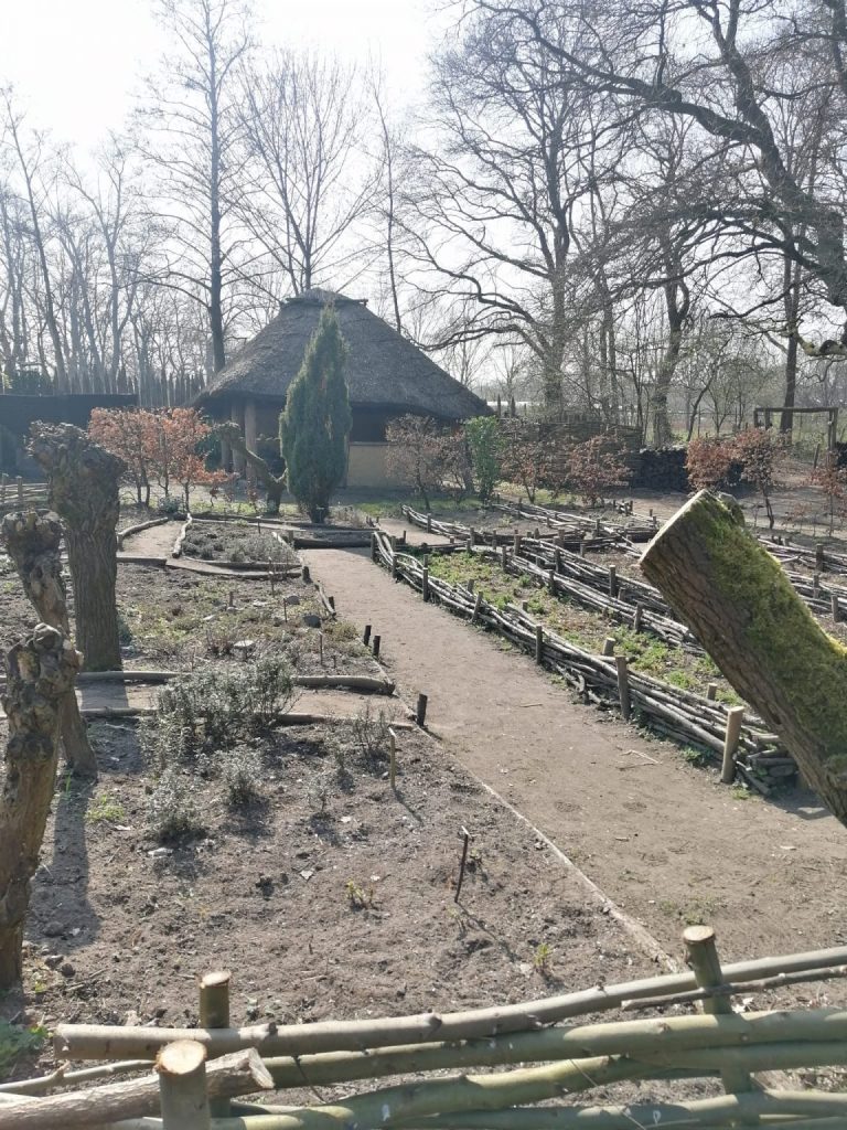 prehistorisch dorp kruidentuin