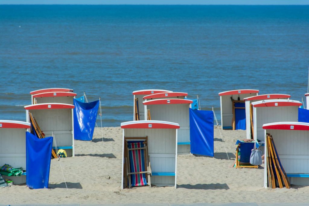 Vibrant beach sheds lined up along the sandy shore of Katwijk aan Zee in the summer. Bollenstreek verkennen 