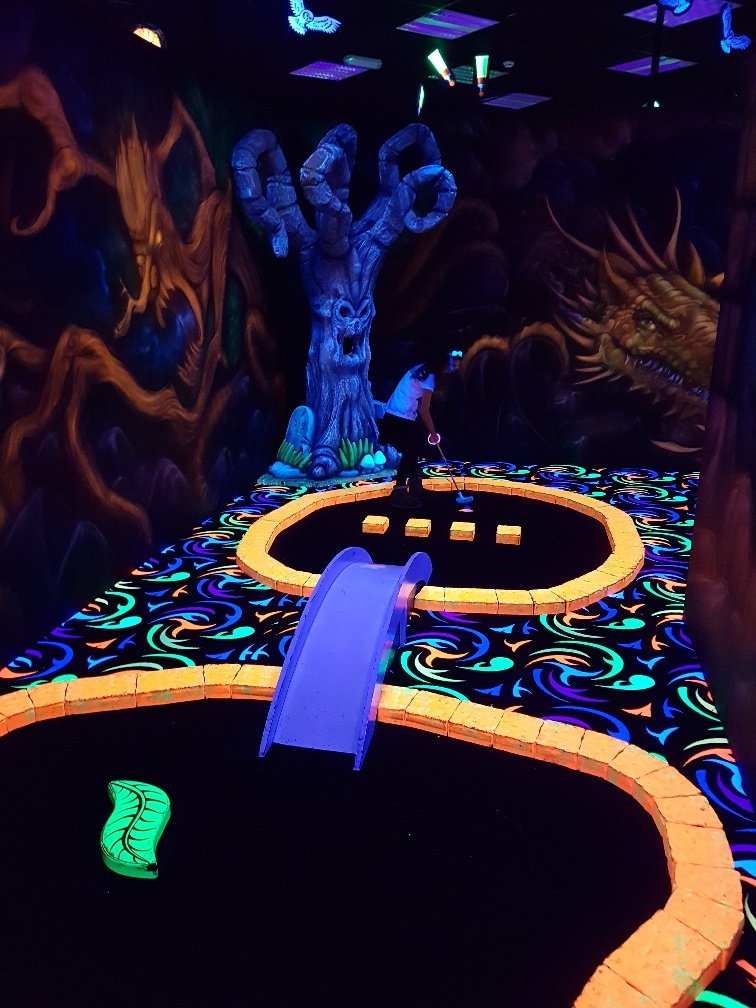 glow in the dark midgetgolf