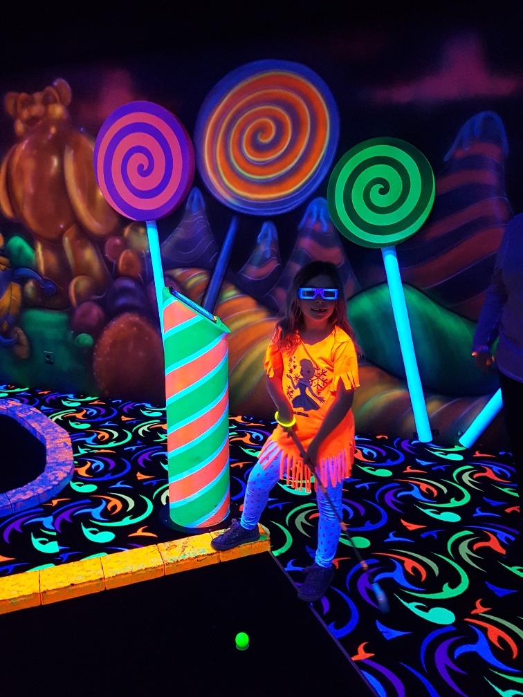 Glow in the dark midgetgolf schiedam
