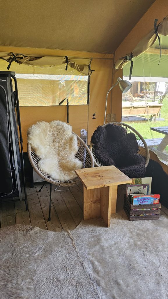 Overnachten in een tent in een museum