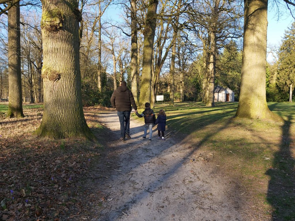 kinderen in het bos