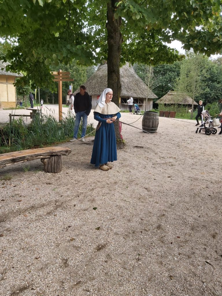 vrouw in oude klederdracht