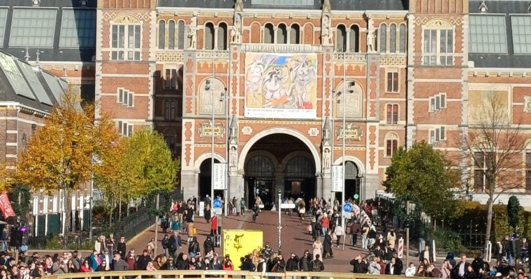 Schaatsbaan Museumplein, een ideaal uitje vol winterpret in Amsterdam